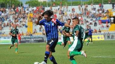 <b>PISA-AVELLINO.</b> A sinistra Ilari in azione, qui sopra un’iniziativa di Benvenga