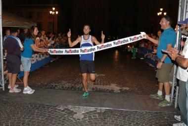 Una serie di immagini della manifestazione che si &egrave; svolta in notturna sui lungarni con bella partecipazione di pubblico  