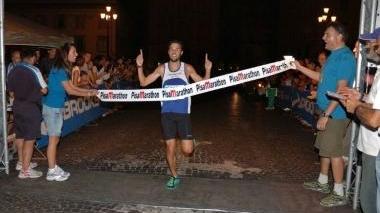 Una serie di immagini della manifestazione che si è svolta in notturna sui lungarni con bella partecipazione di pubblico