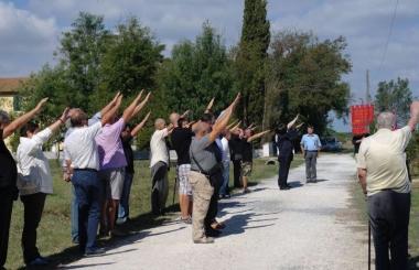 La cerimonia si &egrave; conclusa con un collettivo saluto fascista 