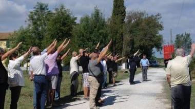La cerimonia si è conclusa con un collettivo saluto fascista