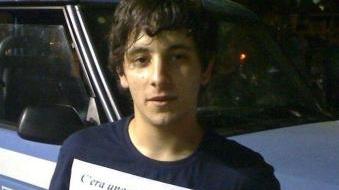 <b>COLPITO.</b> Il manifestante che ha preso il pugno