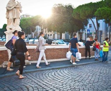 I veneziani lasciano il quartiere alle prime luci della mattina: i pi&ugrave; approfittano del sole per una giornata al mare    