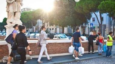 I veneziani lasciano il quartiere alle prime luci della mattina: i più approfittano del sole per una giornata al mare