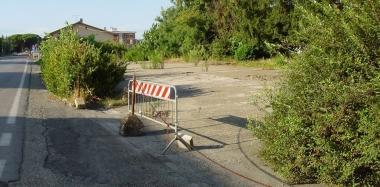 Larea occupata da un distributore di benzina e lasciata abbandonata dopo che la stazione di servizio ha chiuso. A destra un quadro dei comandi elettrici rimasto a cielo aperto in mezzo alla strada 