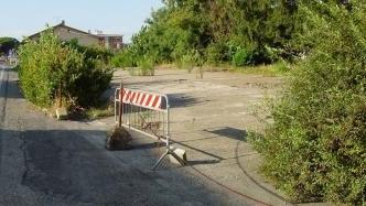 L’area occupata da un distributore di benzina e lasciata abbandonata dopo che la stazione di servizio ha chiuso. A destra un quadro dei comandi elettrici rimasto a cielo aperto in mezzo alla strada