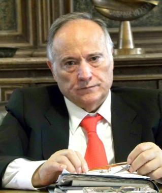 Gabriele Zollo, presidente della Cassa di risparmio di Pistoia e Pescia. Pi&ugrave; a destra, le piante di una serra  
