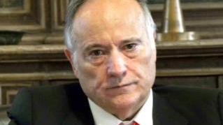 Gabriele Zollo, presidente della Cassa di risparmio di Pistoia e Pescia. Più a destra, le piante di una serra