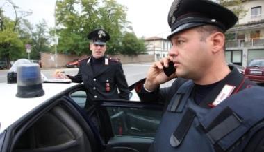Minaccia con la pistola tre clienti che fanno confusione nel suo locale