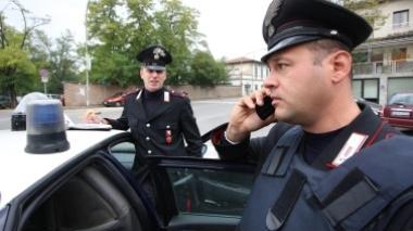Minaccia con la pistola tre clienti che fanno confusione nel suo locale