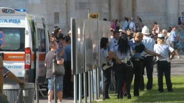 Ragazza si suicida dalla Torre di Pisa E i curiosi scattano foto