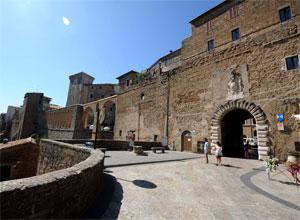 Una piazza di Pitigliano