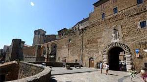 Una piazza di Pitigliano