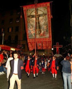 Lo stendardo del Volto Santo che apre la Processione 