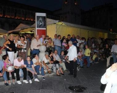 Folla in piazza S. Michele 