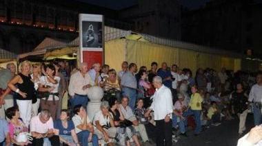 Folla in piazza S. Michele