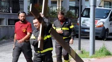 «Siamo bistrattati» a Roma con la croce per protestare