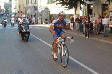 <b>ARRIVO.</b> Andrea Zinali solo al traguardo 
