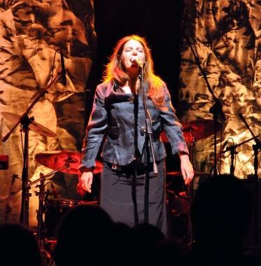 A sinistra, Nada durante il concerto al teatro di Villa Corridi 