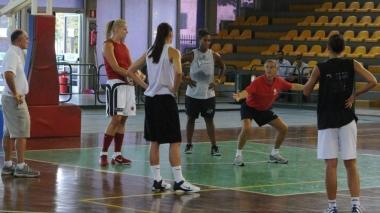 Diamanti spiega alle ragazze cosa fare 