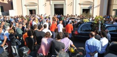 La gente assiepata davanti al Duomo per i funerali di Coletti 