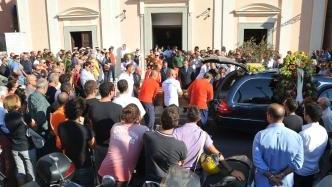 La gente assiepata davanti al Duomo per i funerali di Coletti