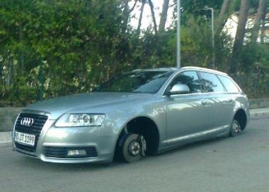LAudi A6 sw a Tirrenia a cui sono state rubate tutte le ruote 