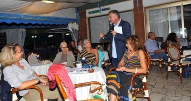 Due momenti della serata di beneficenza al bagno Mary con Doady Giugliano e Claudio Sottili 