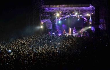 Il pienone al concerto di Caparezza nella foto di Francesco Esposito   
