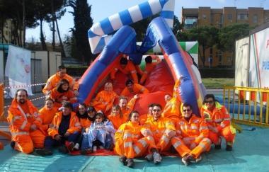 Volontari durante una recente festa organizzata dallAssistenza 