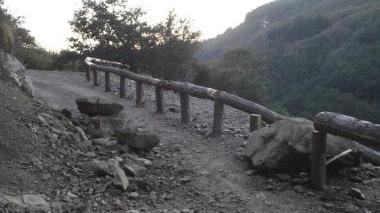 I massi precipitati sulla strada vicinale