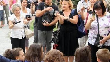 Foto ricordo davanti alla scuola per i “primini”