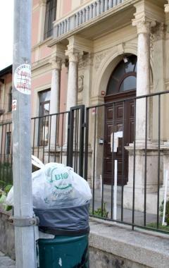 «Che brutti quei rifiuti davanti alla scuola»