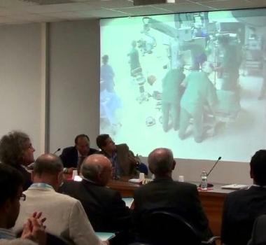 AllAuditorium dellospedale Versilia vanno in onda le immagini di una operazione di chirurgia oculistica 