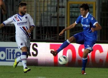 Lesterno azzurro Riccardo Saponara controlla il pallone sotto lo sguardo dellex empolese Pasquale Foggia 