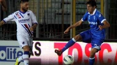 L’esterno azzurro Riccardo Saponara controlla il pallone sotto lo sguardo dell’ex empolese Pasquale Foggia