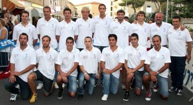 <b>PASSIONE. </b> La prima squadra della Pielle e accanto i giocatori insieme ai tifosi             