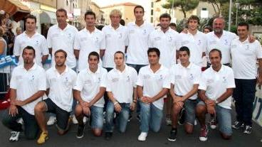 <b>PASSIONE. </b> La prima squadra della Pielle e accanto i giocatori insieme ai tifosi