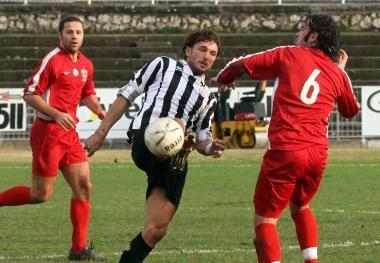 In basso Jimmy Fialdini, nuovo acquisto della Massese; a destra Zaniolo in azione: contro il Lammari lattaccante delle zebre non &egrave; riuscito a segnare 