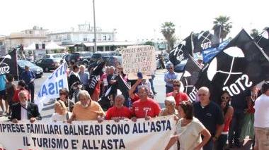 Due momenti delle proteste dei balneari versiliesi contro la Bolkestein