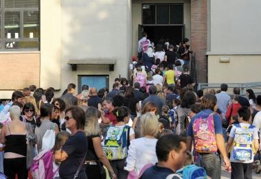 Martinelli e bambini che entrano a scuola 