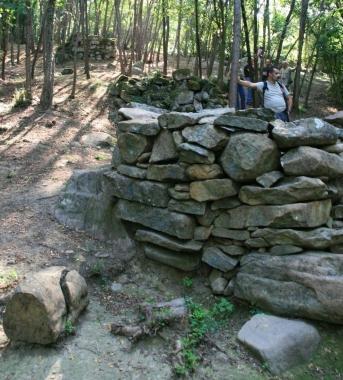 Alcuni degli antichi tumuli 