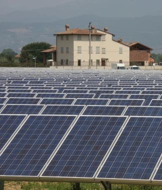 Un campo di pannelli fotovoltaici  