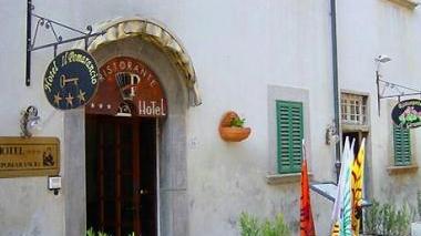 L’esterno dell’hotel chiuso dal gennaio scorso
