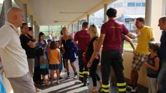 La protesta dei genitori degli alunni e il sopralluogo dei vigili del fuoco
