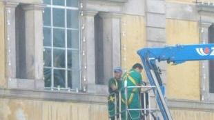 Il montaggio dei ceri nelle vie del percorso