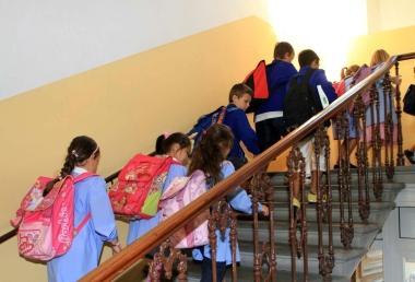 Primo giorno di scuola per gli alunni delle Pascoli con le tradizionali scene di distacco dai genitori; questanno la principale novit&agrave; per le classi dellobbligo &egrave; che c&egrave; ununica reggente nominata dal provveditorato 