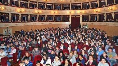Pienone al teatro Manzoni A destra Luciano Mazzieri