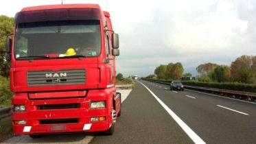 <b>STRANIERO.</b> A destra, Robinson Neagoie, il camionista rumeno di 36 anni morto dopo un malore in autostrada. A sinistra e sotto il camion parcheggiato dall’uomo prima di morire. In basso, una volante della Stradale