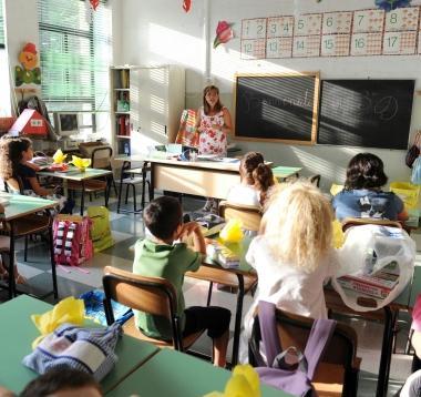 Alunni in classe ieri mattina per il primo giorno di scuola 